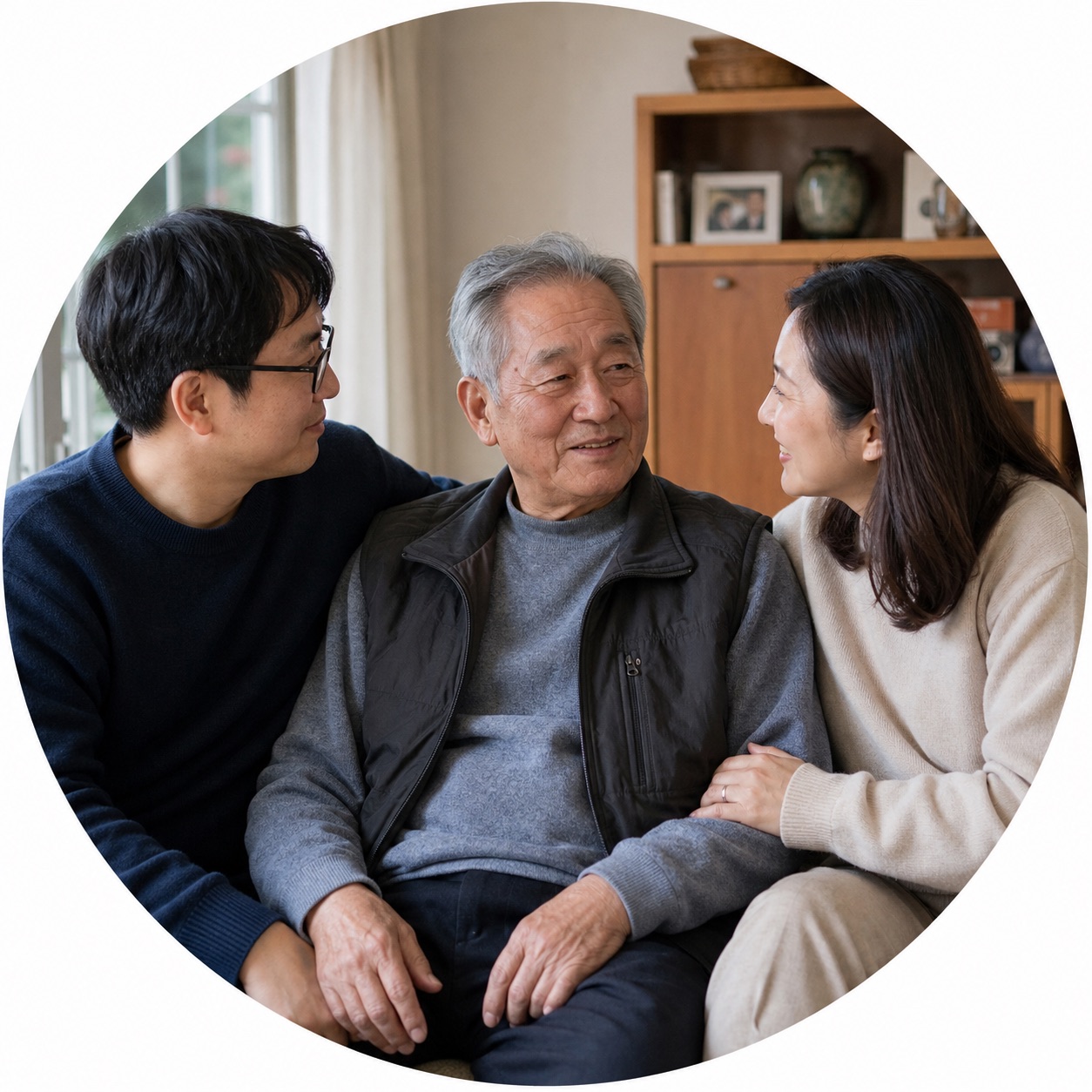 집에서 함께 시간을 보내는 어르신과 가족